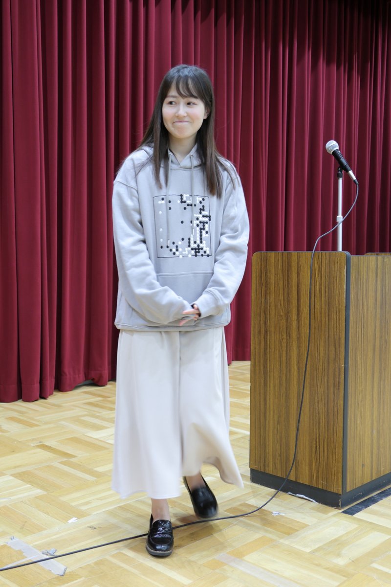 k555927_0324's tweet photo. 第5回実業団囲碁大会の様子紹介⑦
安田明夏審判長のファッションショー
ステージ上で１回転、予期できてなくて、ブレてしまいました https://t.co/nElxMfR1OC