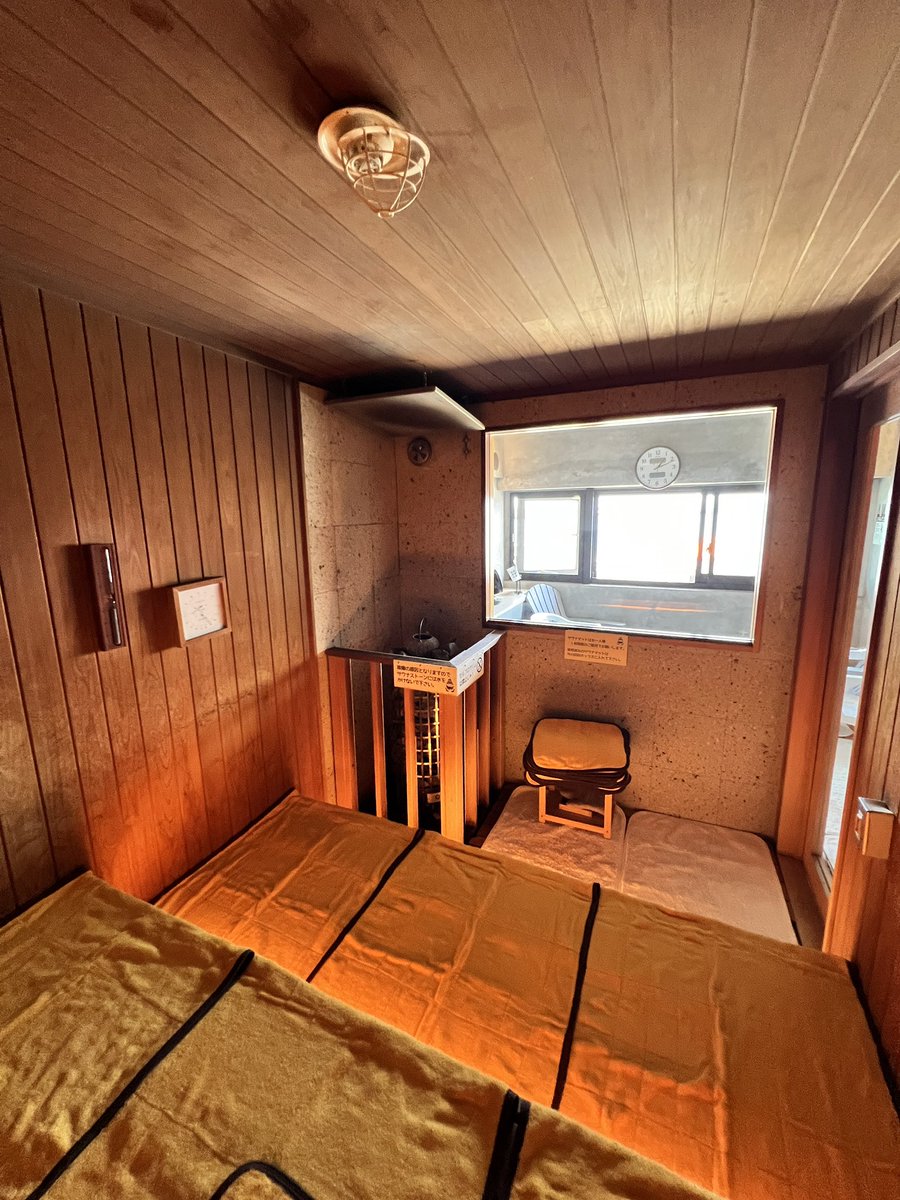 tkc_ism37's tweet photo. 仕事で焼津まで来たので
帰りにSUMARU SAUNA

焼津港を眺めながらのロケーションが最高🚢無料ポンチョを着て店舗前の広場で外気浴も可能、潮風が心地よい🏖️

30分毎にスタッフさんがロウリュしてくれるのだけど、ほぼ貸切だったので毎回マンツーで仰いでくれるのが贅沢だった🙌

〆は海鮮で😋 https://t.co/B1Mxoth9fg