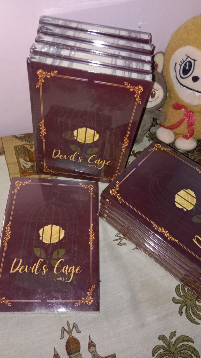 JJIELRJ's tweet photo. Halo guys, di sini aku mau GA novel Devil's cage yang tersisa di gudang dan gak dijual lagi. Ada 11 novel, hard cover 5, soft cover 6. 

Syaratnya gampang aja ya, silahkan like, rt, kemudian follow akun ini. 

Follow juga sosmed @jasaadhikari 

Rep proofnya+mau HC atau SC. https://t.co/hkkTyBMUUW