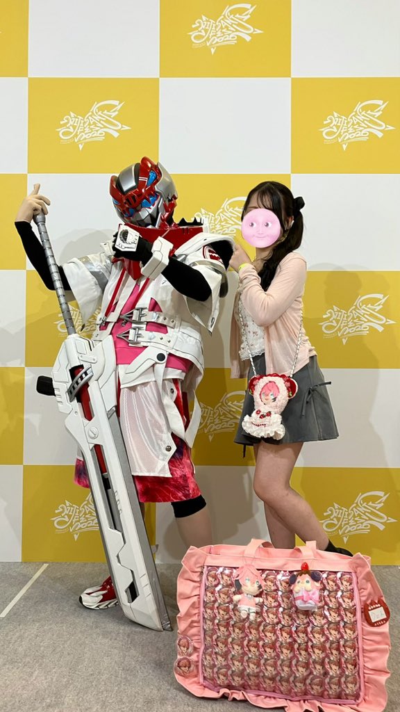 aW_mogl's tweet photo. ウェンくんのリアルヒーローとグリーティングしてきました🦸🤝
痛バ隅に避けてたらこっち持ってきてー！ってしてくれたり、20秒ぐらい見つめ合う時間があったり、最後指にパペつけてハイタッチ行ったら全力でパペ達にもお手振りしてくれたり…😭素敵な体験大感謝🌷
 #にじフェス2026_Day1 https://t.co/Nse5fOIdik