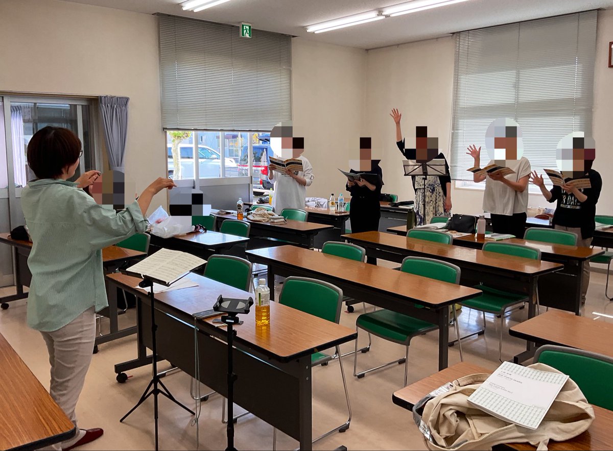choir_kanon's tweet photo. #今日の歌音
昨日と今日は歌音としては珍しい二日連続練習！
本番に向けて追い込みです⭐︎

写真はすめしが指揮の練習をしている一場面。
歌い手が指揮を出す方向とタイミングを挙手して示してくれていますw

6月6日、歌音は指揮がすめし、森雄太、そして指揮者なしの三通りの演奏形態を披露します！ https://t.co/UUHLZrb4Ed