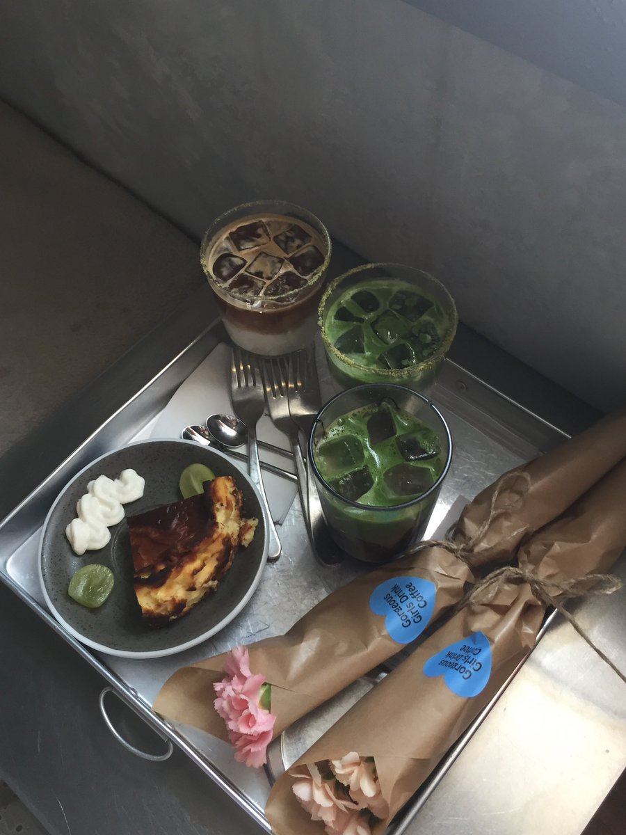 weuznn's tweet photo. 꽃을 주는 카페 https://t.co/vjUxONI6vg
