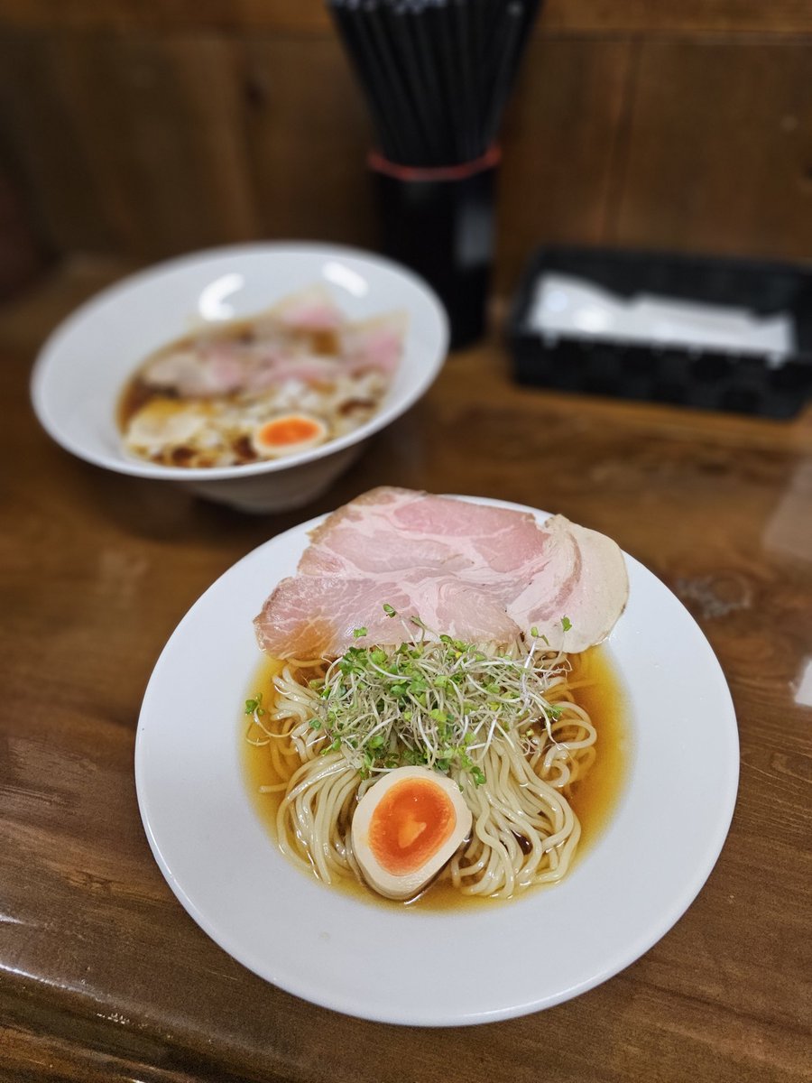 Castlename3's tweet photo. ☑ 陰陽
春🌸 限定 今年も頂きます🍜*

｢陰｣の冷
冷水でｼめられた  麺の清涼感✨
出汁のﾋﾟｭｱな旨味を引き立てる
歯応えと喉越しを  愉しむ一杯*

｢陽｣の温
熱を帯びることで  麺と出汁の
両方の旨みが  見事に調和した
これぞ  ｱﾎﾟﾛの真髄である旨さ

今年も美味い✨
満足🫶 な 𖹭(  ॑˘ ॑ https://t.co/oPeQAcdTfs