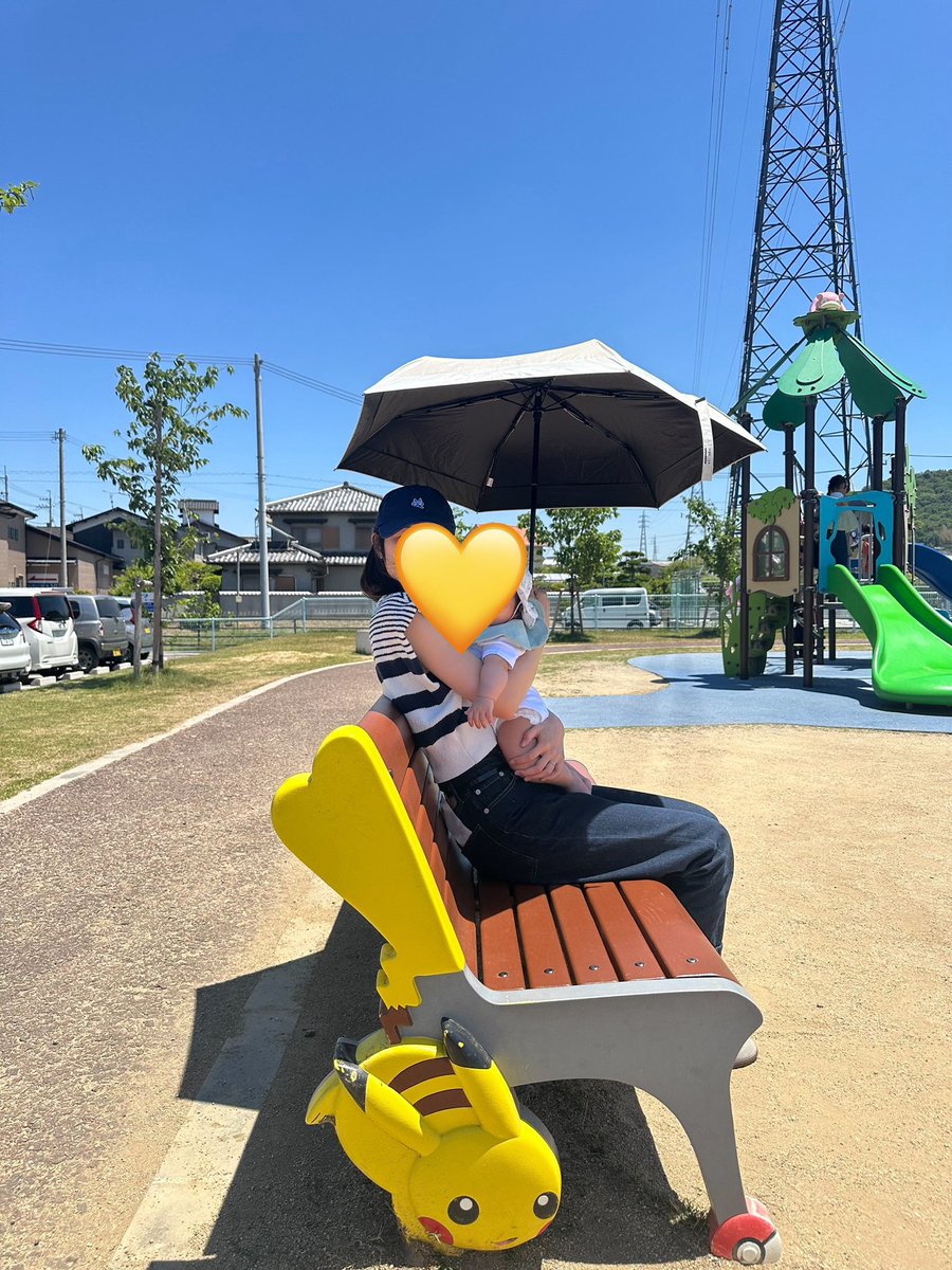 wpnaoboc's tweet photo. ヤドン🩷だらけの中
貴重なピカチュウ⚡️のベンチ𐃄

全部がフォトスポット📸の公園は、とてもきれいに整備されていて、屋根付きのベンチもあり。

大人も子供も、海外の方も。たくさんの方が楽しまれていました！

あちあちな1日でした🫠 https://t.co/3TvvHF20cn