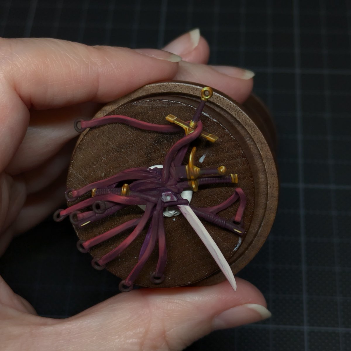 Naofrost_mini's tweet photo. I was experimenting with some NMM gold combinations, and discovered that yellow green, cadmium orange and burnt umber make a nice gold mix. This is the result! https://t.co/19KE4Epivk