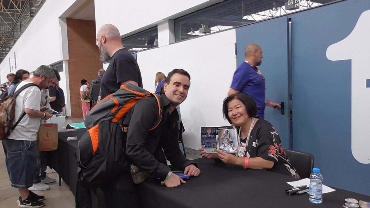 Infalex99's tweet photo. Por fin os puedo enseñar mi foto con Yoko Shimomura
Ayer fue un día de emociones, pude cumplir un gran sueño tanto para el Infalex que decidió crear contenido de Kingdom Hearts como para aquel niño que con 7 años descubrió una saga que le marcaría de por vida.
Gracias maestra. https://t.co/xysz1WuaL8