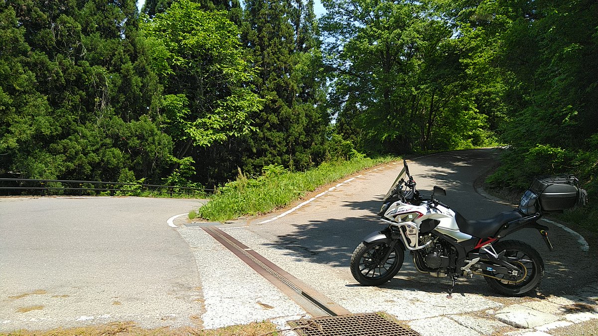 oga_oji's tweet photo. ５月なのに３０度近くまで上がった宮城県。涼しさを求め会津経由で新潟県にエスケープ！彌彦神社まで参拝してきました。大鳥居のでかさにびっくりでした。
#400X #バイク #ツーリング https://t.co/JobUm899lP