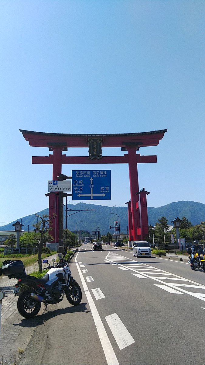 oga_oji's tweet photo. ５月なのに３０度近くまで上がった宮城県。涼しさを求め会津経由で新潟県にエスケープ！彌彦神社まで参拝してきました。大鳥居のでかさにびっくりでした。
#400X #バイク #ツーリング https://t.co/JobUm899lP