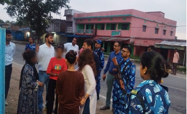 deshrajsingh56's tweet photo. Major Action by @bihar_police, Just Rights for Children Alliance — Association for Voluntary Action (AVA) and Narayani Seva Sansthan — in collaboration with Bihar Police, carried out a major rescue operation with the support of @GopalganjPolice and @SaranPolice, successfully rescuing a total of 64 minor girls trapped in orchestra groups.

These girls had allegedly been trafficked from different states and were being forced to dance on obscene songs while facing exploitation and abuse.

During the joint operation, Bihar Police acted swiftly and arrested a total of 32 accused persons, registering cases under various legal sections.

Under the guidance of Hon’ble Prime Minister @narendramodi and the leadership of Hon’ble Chief Minister @samrat4bjp, the  Bihar Government continues to take strict action against crimes related to women and child safety. Bihar Police is carrying out commendable work to protect the rights and dignity of women and children.

👏🏻 Heartfelt congratulations and best wishes to all police officials involved in this successful operation, along with the teams of Association for Voluntary Action (AVA) and Narayani Seva Sansthan.

@officecmbihar @IPRDBihar
@AmitShah @NitinNabin @NitishKumar 

#BiharPolice #ChildProtection #StopHumanTrafficking #JusticeForChildren #WomenSafety #AVA #Bihar