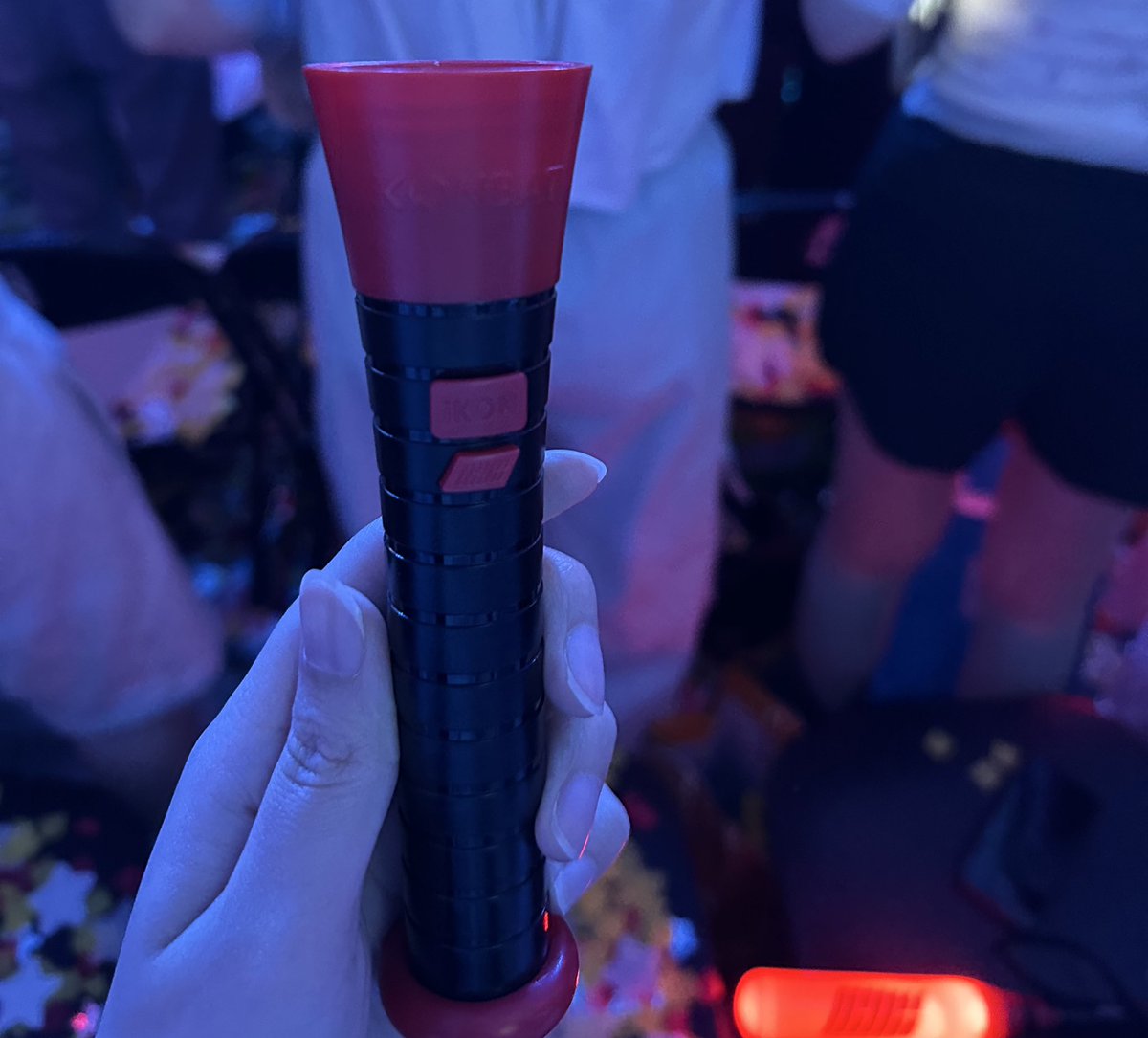 mcdonalds718's tweet photo. 너무 신나게 놀아서 응원봉 대가리 잃음;; https://t.co/6VVIJDwXHM