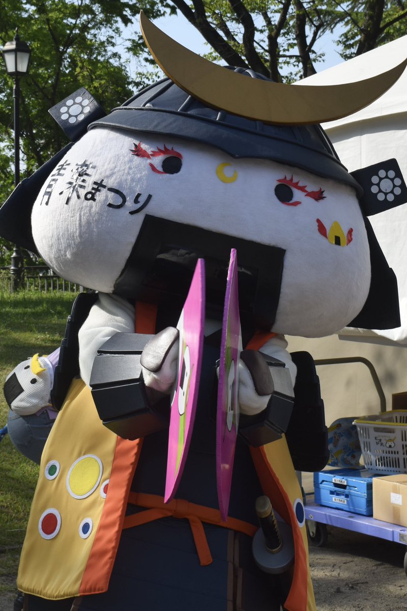 _mbmaru38's tweet photo. 仙台青葉まつり🪭
本日３回目最後の出陣のむすび丸課長🍙三日月のメイクも可愛い🌙♡

#むすび丸 https://t.co/GrygQY5nzj