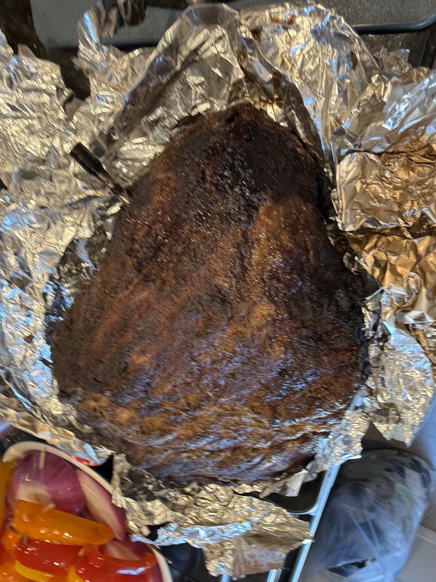 Ghz2000's tweet photo. 今日もデカ肉塊を smoke したぜ〜？

しっかり燻製した肉は冷蔵庫で2週間たっても大丈夫だったぜ〜？

ワイルドだろ〜？

(※自己責任でお願いします) https://t.co/SoE9twHDSK