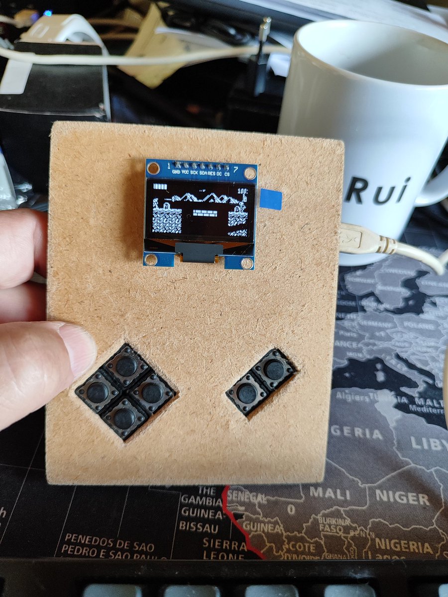 albertoruibal's tweet photo. Mucho mejor la pantalla de 1.3" para la arduboy: 0.96" era demasiado pequeña. En 1.3" sólo encontré una SH1106 que usa un mapeo de memoria distinto de la SSD1306, pero se pone a andar con el arduboy homemade package: https://t.co/7zUPKEqc6B https://t.co/7p88BxF6t3