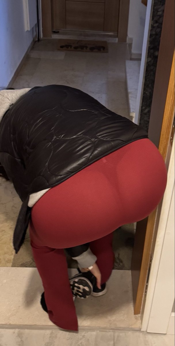 String Leggings tweet media