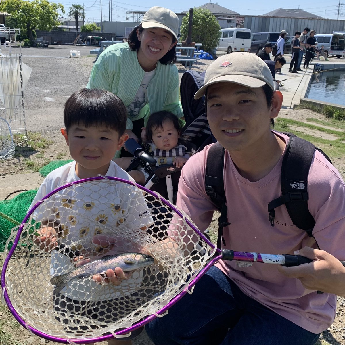 TSURIBORIBENTEN's tweet photo. 本日もご来場ありがとうございました🙇

相変わらず朝からトップで爆釣🎣
ミッツドライやポッピングバグが大当たりで、スローな動きで誘うとアタリが頻発🎯

午前中ではダブルクラッチでヤシオマスがヒット💥
リアクションバイトで狙っていく釣り方がレギュラー共にハマっていた様子でした⭕️

午後からは気温も高くなり日差しがきついコンディションでしたが、イワナが釣れていました🙆

ナイターでは照明下にレギュラーや大型が爆沸き‼️
サイトで狙って釣れるチャンスですよ🐟

明日は土日のプレッシャーも抜けて大型やレギュラーも釣れる予感がします🤫

またのご来場お待ちしております🙇

#エリアトラウト　#富士の介　#ヤシオマス　#ニジマス　#さいたま市　#弁天閣