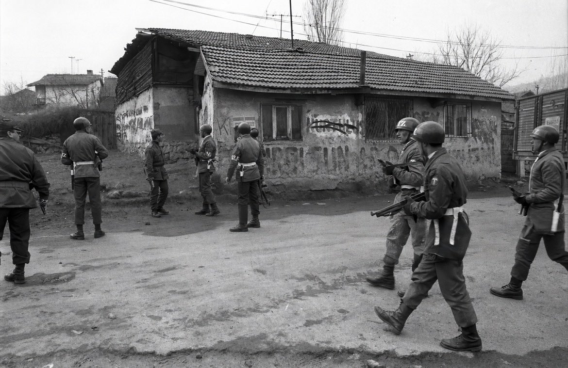 arsivkurtulus1's tweet photo. Üstü karalanarak kapatılmaya çalışılan Kurtuluş yazılaması. 

Altındağ, Ankara | 1979 https://t.co/8ARSkp7qf9