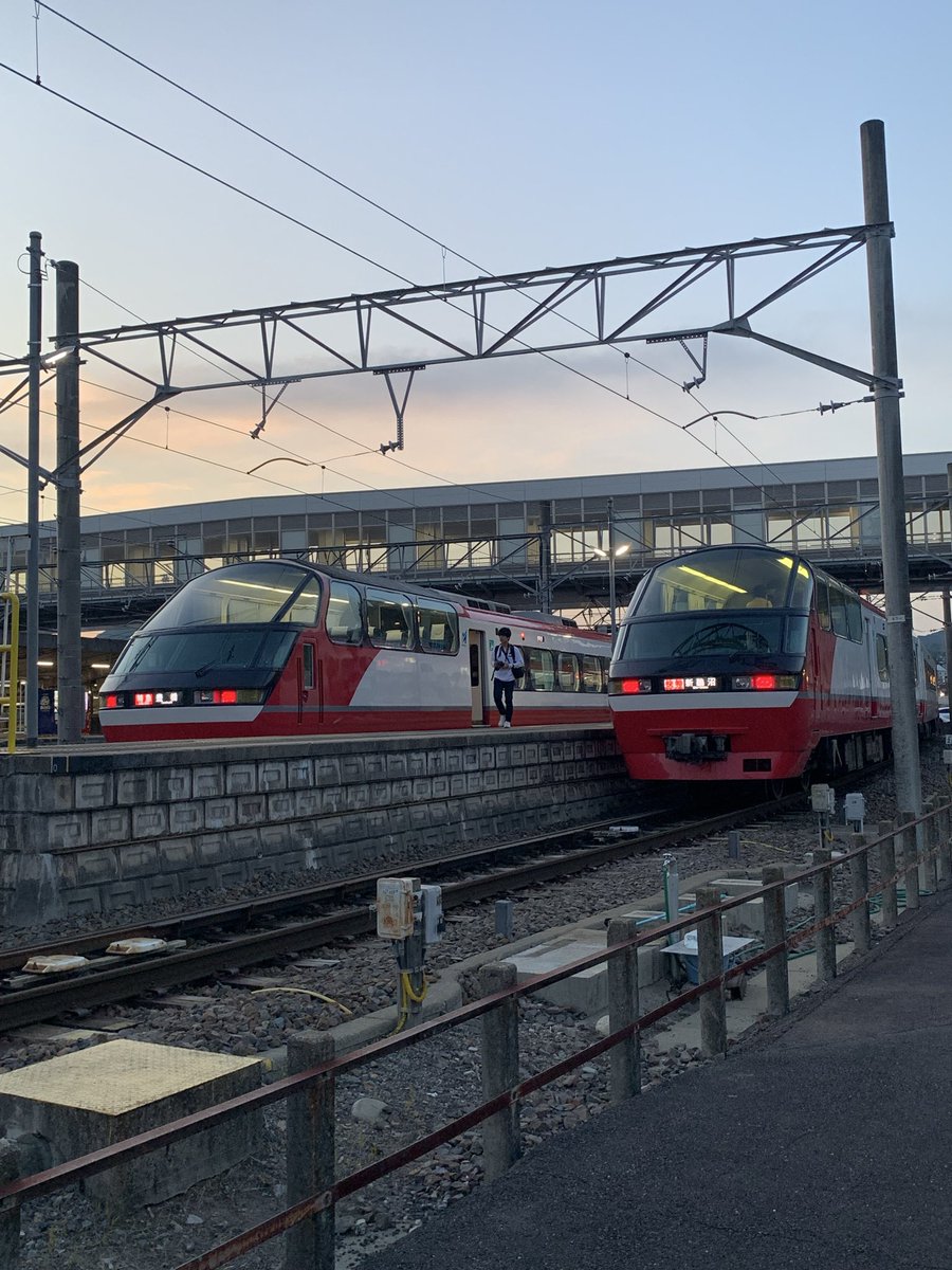 新鵜沼駅で並ぶパノラマスーパー二編成が並ぶのは少ないでしょう