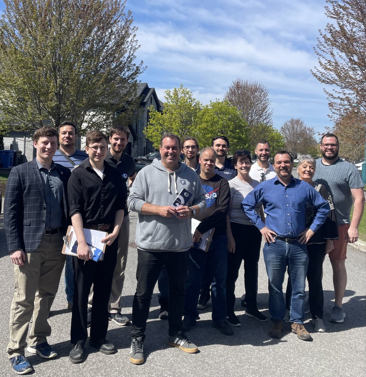 HandfieldSteph's tweet photo. [À la rencontre des citoyens]

Une magnifique journée ensoleillée pour aller à la rencontre des citoyennes et des citoyens avec l'équipe du @partiquebecois de Masson.

Chaque discussion sur le terrain nous permet de mieux comprendre vos priorités, vos préoccupations et vos attentes.

Merci à toutes les personnes qui nous ont ouvert leur porte et ont partagé un moment avec nous.

Nos discussions inspirantes nous donnent une superbe énergie pour continuer le travail sur le terrain!

Merci aux bénévoles! Vous êtes formidables!

On continue d'avancer ensemble, un quartier à la fois! ⚜️
#PartiQuébécois #Masson #PolitiqueQC #Proximité