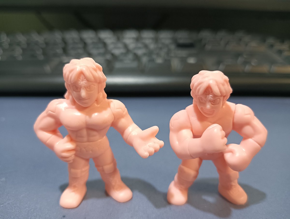 Whitefalco's tweet photo. 左のが1年前くらいので右が最新の！
小さくなってる…… https://t.co/qJ9vhhLZJt