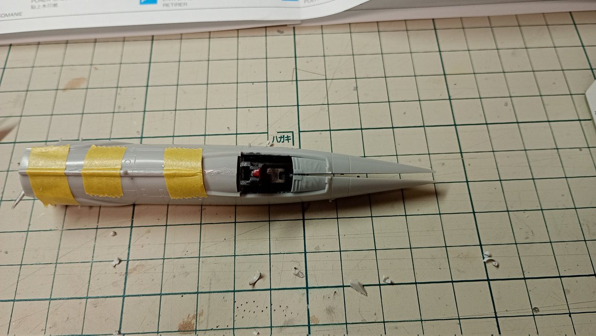 kmismer's tweet photo. 今日はコクピットの組付け。干渉するが原因が分からずゴリゴリ削り無理やり接着した。ふと取説見たらコクピットの両側は曲げて接着なのね。意味わかんなくて無視してたｗ。抜き勾配か？キットが悪いと思ってゴメンナサイ！悪いのは自分でした！今日はもう寝よう。 https://t.co/qm9qZz7Jkx
