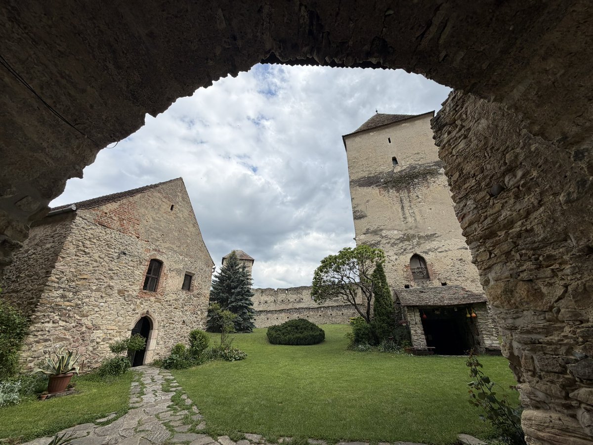 jrambaud's tweet photo. Vaya joyas arquitectónicas se encuentra uno en el camino #Fortaleza de #Calnic ( rumano), #Kelling ( alemán) o #Kelnek ( húngaro €. Siglo XIII Patrimonio de la Humanidad #Transilvania #Transylvania #Rumania #Romania https://t.co/Hc23aXleib