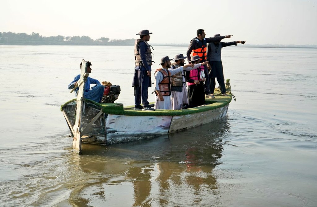 FaisalAminKhan's tweet photo. Over the last few years working with local communities & technical support from @WWFPak & @sindhwildlife the numbers of Blind Dolphins in river Indus (DIKHAN region) has shown a remarkable upward trend.
During the last joint survey held 130 plus Dolphins were spotted in this zone.
