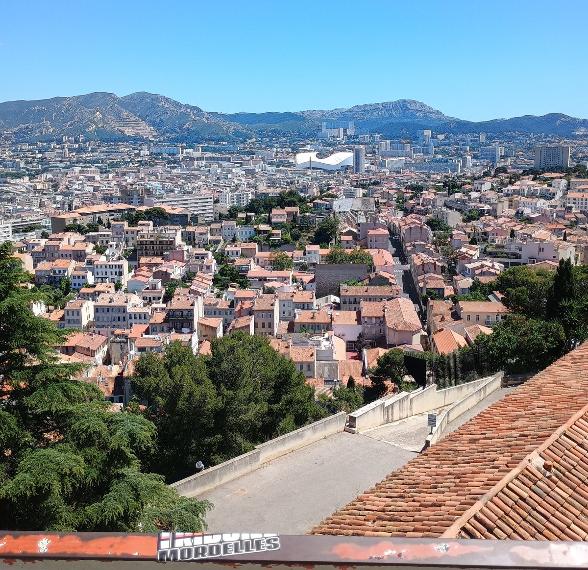 Tanat_CS's tweet photo. Au mec qui a stick sur notre dame de la garde. Insane https://t.co/mYnTyG67Le