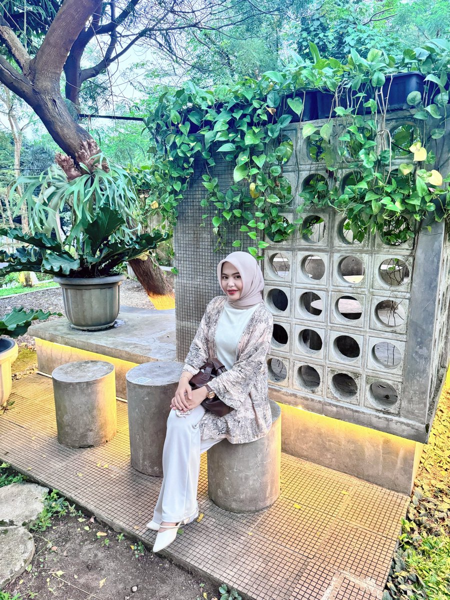evatheskies's tweet photo. 2026 - foodie / coffeeshop🫶🏻✨ 
Meski sempat berhenti mari kita mulai kembali ya.
Ada coffeeshop yg ambiencenya tenang dan sejuk, namanya Komunikoffie. Pertama kali kesini aku langsung suka🥹☘️ https://t.co/aG9bd0OZ8d