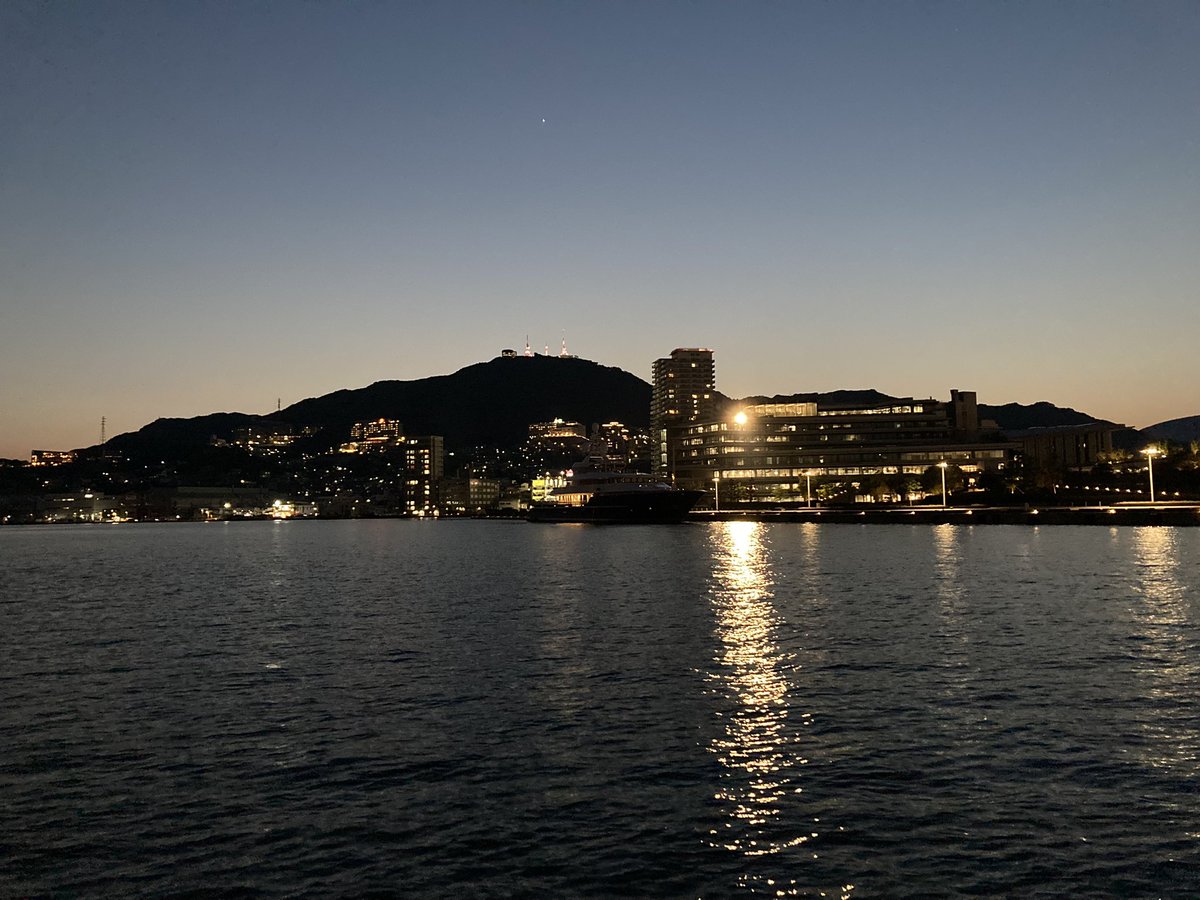 Cn_eurasuka's tweet photo. 一昨年は軍艦島…去年は池島への拠点だったけれど、今回はただただ黄昏の港を眺めたいがために長崎で１泊⚓️
定年よりも早く迎えそうな人生の転機を帆船の師範だった亡父に伝えられたかな…と🤔 https://t.co/fKuHdpyax2