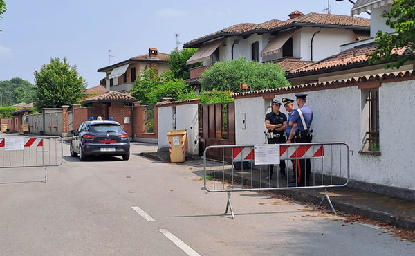 GiorgiaSalvagn1's tweet photo. Garlasco, spunta l'audio choc che cambia tutto. “Muschitta? L'hanno minacciato”

Rita Cavallaro 22 giugno 2025

«È un quaquaraquà, non è un uomo...sicuramente l’han minacciato...per via di quelle due ragazze lì, è sicuro...poi magari gli han dato anche dei soldi per stare zitto». Spunta un audio che tinge ancor più di giallo il mistero del testimone inattendibile del delitto di Garlasco. È una conversazione del 17 luglio 2022 tra l’ex maresciallo Francesco Marchetto e Alfredo Sportiello, il responsabile della Asm di Vigevano che gestiva i compiti di Marco Muschitta, l’operaio che raccontò di aver visto, quella mattina del 13 agosto 2007 mentre veniva uccisa Chiara Poggi, una ragazza in bicicletta allontanarsi dalla villetta di via Pascoli con in mano una specie di alare da camino. E aveva puntato il dito contro Stefania Cappa. Muschitta, ascoltato il 27 settembre 2007, parlò con i carabinieri per oltre quattro ore, durante le quali il verbale venne interrotto per ben due volte sebbene non sia indicato il motivo, per poi ritrattare, dicendo che «mi sono inventato tutto quello che vi ho raccontato perché sono uno stupido». Finito anche a processo per calunnia contro la gemella ma prosciolto, da allora Muschitta è considerato del tutto inattendibile dalla giustizia. E sono state ritenute irrilevanti anche le intercettazioni, all’indomani della testimonianza, tra lui e il padre. Quando il genitore dice che «per proteggerti, loro ti hanno fatto fare quella roba lì. Per me hai fatto bene a fare quello che hai fatto. Non ti devi pentire. Tu hai detto quello che sapevi...Ma tu hai detto la verità?». E Muschitta garantisce: «Certo, io ho detto quello che ho visto, se poi volete...».

Un cortocircuito probabilmente minimizzato dagli inquirenti, in un momento cruciale dell'indagine che proprio in quei giorni aveva portato al fermo di Alberto Stasi. Inquirenti che, anziché riconvocare Muschitta per incalzarlo alla ricerca della verità e magari indagarlo per false informazioni ai pm, si mettono a cercare prove utili a dimostrare che il tecnico del gas sia un mitomane. È solo così, alla luce dell’audio che Il Tempo pubblica in esclusiva, che può essere interpretato il verbale del 9 ottobre 2007 di Sportiello, a cui seguono, nei due giorni successivi, le acquisizioni alla Asm di Vigevano delle schede di lavoro alle centrali. Sportiello, agli atti, aveva raccontato che il 27 settembre Muschitta gli avrebbe confidato che la mattina del 13 agosto aveva visto quella ragazza in bicicletta e che la sera, vedendo Stasi sotto i riflettori, esclamava: «Non è stato lui, io ho visto altro». La sua convivente gli aveva detto: «Fatti gli affari tuoi, altrimenti ti preparo la valigia e ti caccio via».

L’operaio sarebbe rimasto in silenzio fino al fermo di Stasi, avvenuto il 24 settembre, all'indomani lo avrebbe confidato al padre e ai suoceri, ma sembrava restio ad andare dai carabinieri. A convincerlo proprio Sportiello, dopo averlo fatto parlare con la dirigente amministrativa Maria Lucianer, la quale quel pomeriggio viene sentita in Procura dal comandante dei carabinieri Gennaro Cassese, mentre Muschitta è ascoltato in contemporanea dal pm Rosa Muscio. Sportiello, invece, viene chiamato a testimoniare solo il 9 ottobre, quando conferma il racconto del suo sottoposto e consegna agli investigatori, che gli chiedono conto dei turni, i fogli di servizio alle centrali in cui è nero su bianco che Muschitta, nell'ora e nel giorno indicato, si trovava a operare proprio sulla via dove aveva raccontato di aver visto la ragazza bionda. Nulla, insomma, piazzava il testimone altrove: l’unica prova dell’inattendibilità era la ritrattazione. A cui Sportiello ancora oggi non crede.

Nella conversazione, il maresciallo Marchetto e l’ex capo del tecnico commentano l’inutile tentativo de Le Iene di parlare con Muschitta. «E non lo vuole dire...non vuol parlare», dice il carabiniere. «È un quaquaraquà, non è un uomo», replica Sportiello. «E ma chissà che minacce gli han fatto però?», esclama Marchetto. «Sì ma lì è stato Cassese...la prima volta...», sostiene il capo di Muschitta, «sicuramente l’han minacciato...per via di quelle due ragazze lì, è sicuro...poi magari gli han dato anche dei soldi per stare zitto...». A Marchetto che lo incalza per capire se l’operaio quella deposizione se la fosse inventata, Sportiello replica: «E lui no ma va, quello che ha visto ha visto eh...lui quella mattina lì alle 9-9.30 ha visto...lui non se l’è inventata, ma figurati. Ha visto questa ragazza in giro con la bicicletta da donna, l’ha vista, lui non se l’è inventata eh. Come l’ha raccontata a me, io davanti alla direttrice gliel’ho raccontata a lei, la stessa identica cosa...perciò non è che uno può inventarsi che Franco è un finocchio, io non posso inventarmelo sapendo a cosa vado incontro... capisci?».