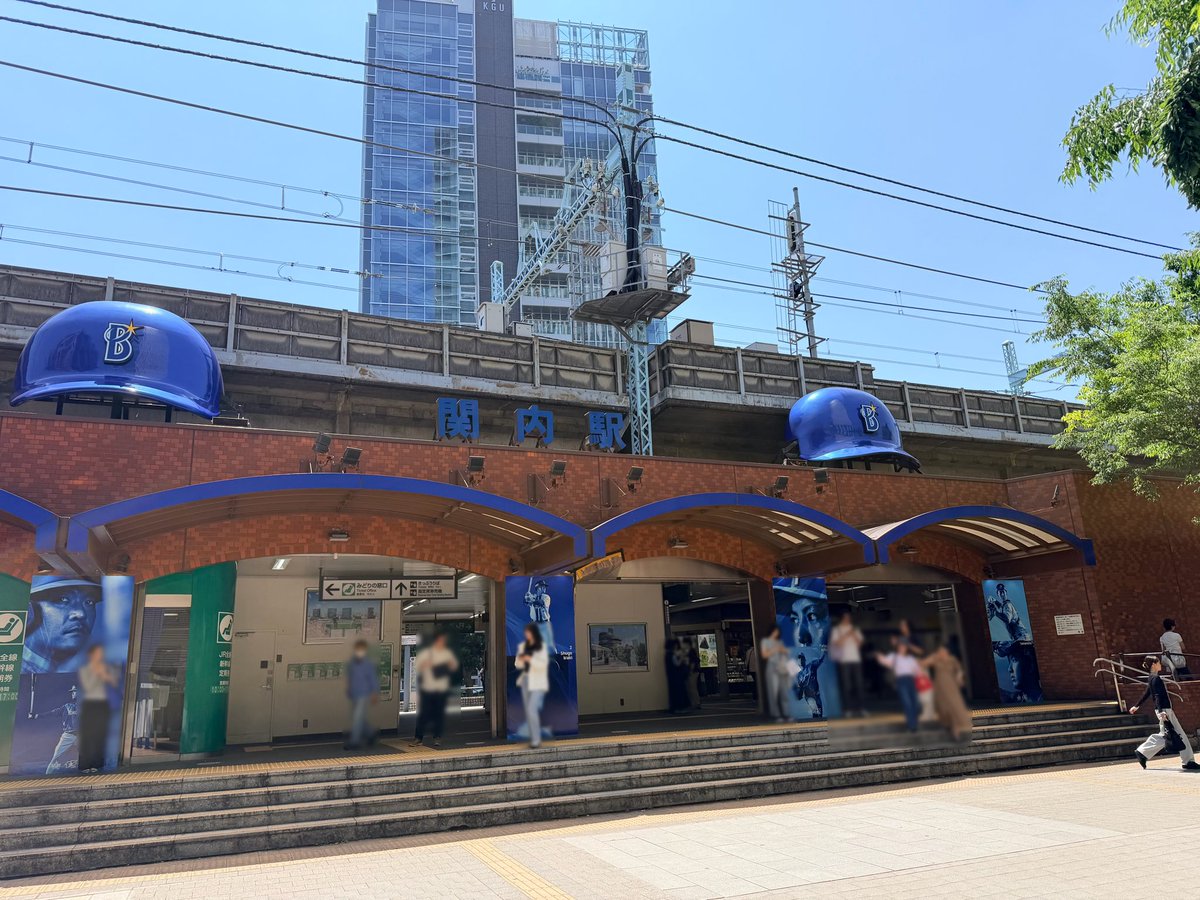 Tetsuyas2020's tweet photo. 関内の駅は、ベイスターズ色で彩られていた！駅前の常時開いているグッズショップ、駅の装飾、地元カルチャーや覚悟を感じるほど。すごく良き👍✨️ https://t.co/qsrnQVRdIe