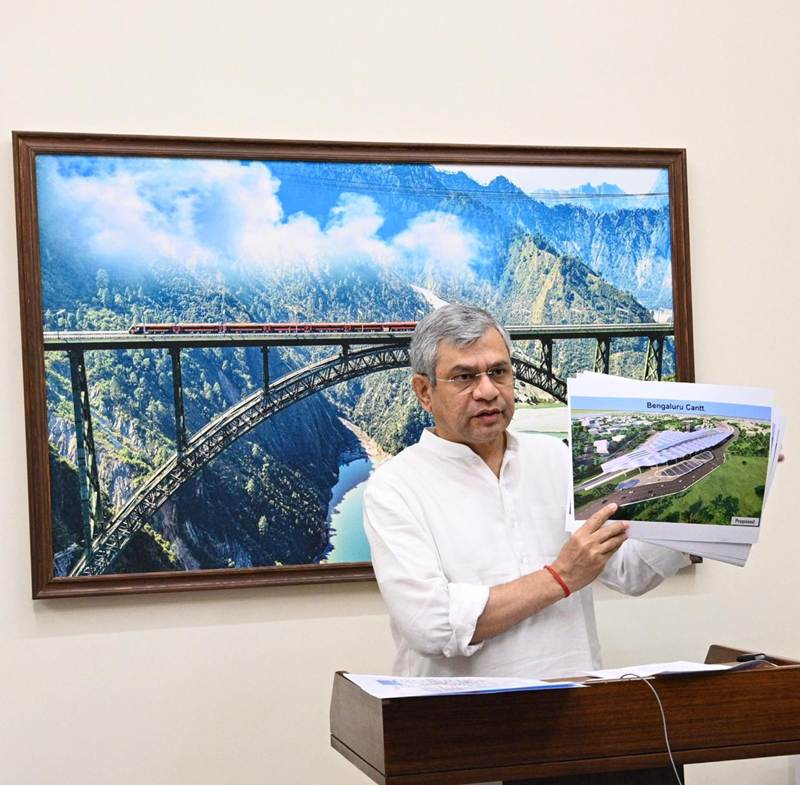 airnewsalerts's tweet photo. Union Railway Minister @AshwiniVaishnaw flags Off Bengaluru–Mumbai Express Train Strengthening Rail Connectivity Between Karnataka and Maharashtra

🌀Bengaluru–Mumbai Vande Bharat Sleeper Service to Start Soon: Union Minister, Ashwini Vaishnaw

🌀Under the Amrit Bharat Station Scheme, 61 stations are being redeveloped at a cost of ₹2,160 crore, with 9 already completed. Bengaluru Cantonment station is being redeveloped at ₹485 crore and Yeshwantpur at ₹367 crore.