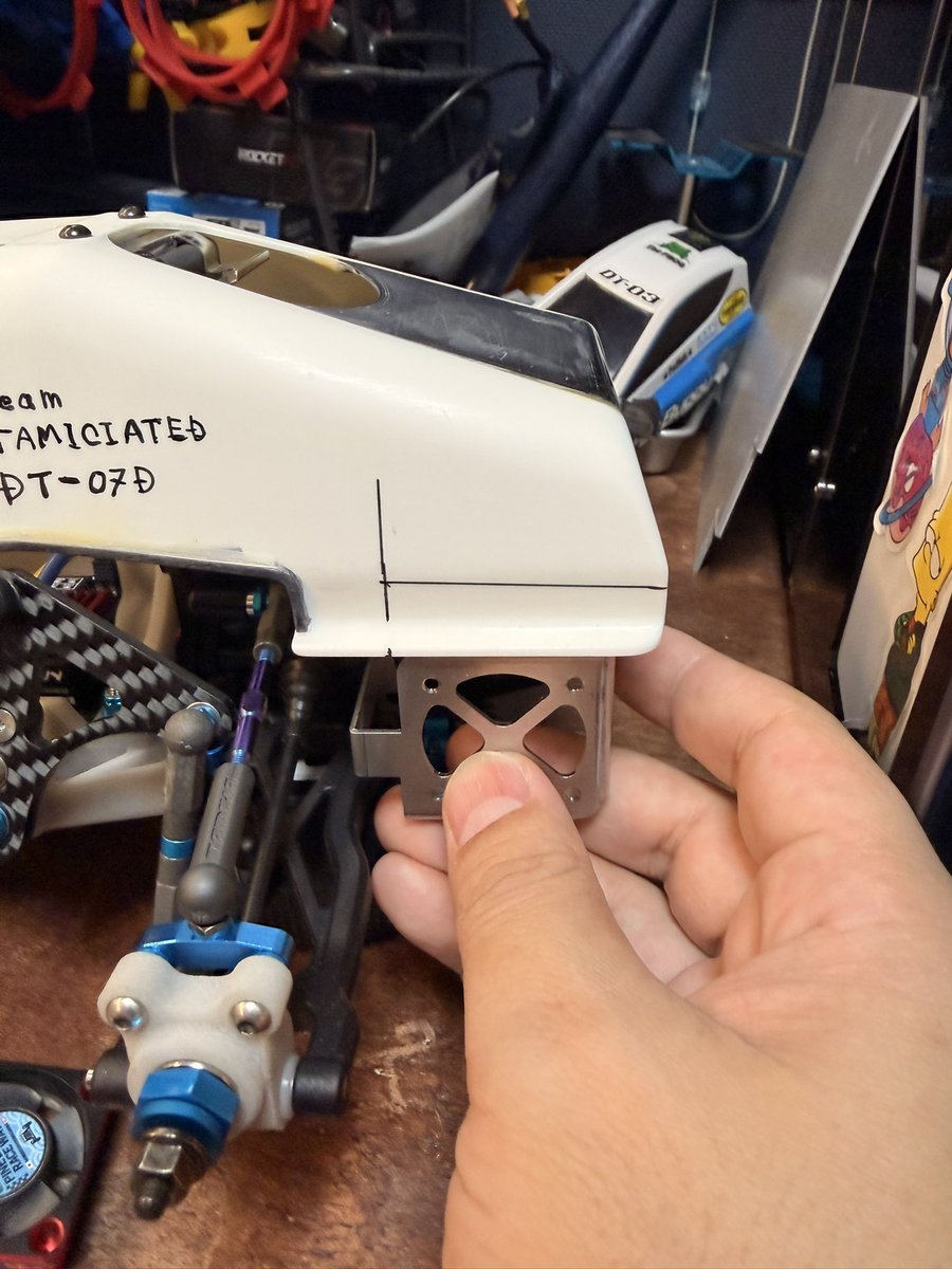 York1297188's tweet photo. 熱対策でINAKAサーキットさんのFANマウントつけようと思ったけど、ボディが低すぎて結構カットしないと付けられない😭
仕方がないからもっとモーターに寄せて付けれるように新設するかね😅
#tamiya
#associated
#tamiciated
#DT07D
#Baja380 https://t.co/pvu4ftuMKM