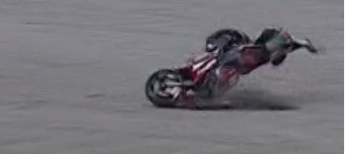 PortalHamilton's tweet photo. @MotoGP Que mentira! O ZARCO ficou com a perna presa na moto! Por isso você estão omitando o replay, é uma falha de segurança GRAVE!!! @MotoGP  vcs estão querendo matar os pilotos? O que está acontecendo? Muitos acidentes estranhos, e vão direto para o hospital, quando vivem? https://t.co/6Xi6gPSd6A