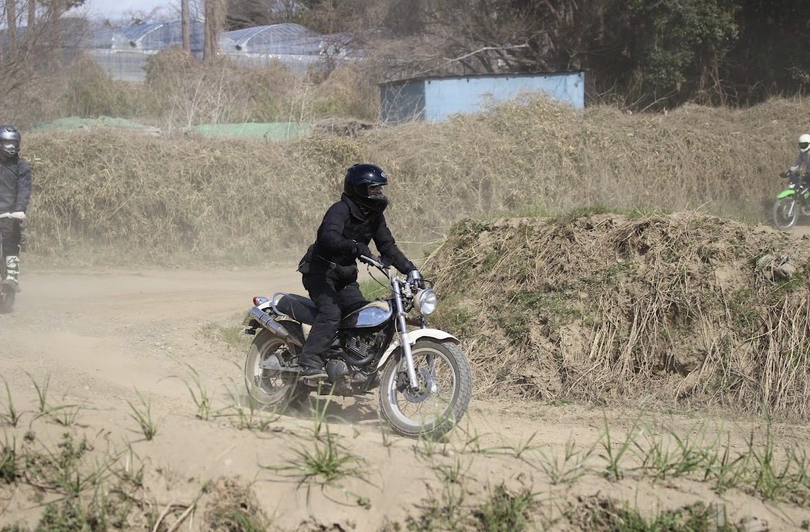 s_e_1202's tweet photo. 2026/5/17  今日はイワイサーキットのオフロードコースで『林道を安全に楽しく走るための練習会』がありました。私は２回目　始めは怖々だったけど　走り方のポイントを聞いたらすげ〜楽しくなっちゃってぐるぐる🌀走ったよ〜🏍️💨
写真撮り忘れて…前回のものです https://t.co/yxEyn9Edqa