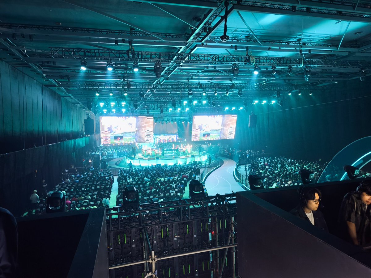 dkoba's tweet photo. サイゴンで今一番イケてるエリアのイケてる会場でした😎 https://t.co/GQbLem4O9K