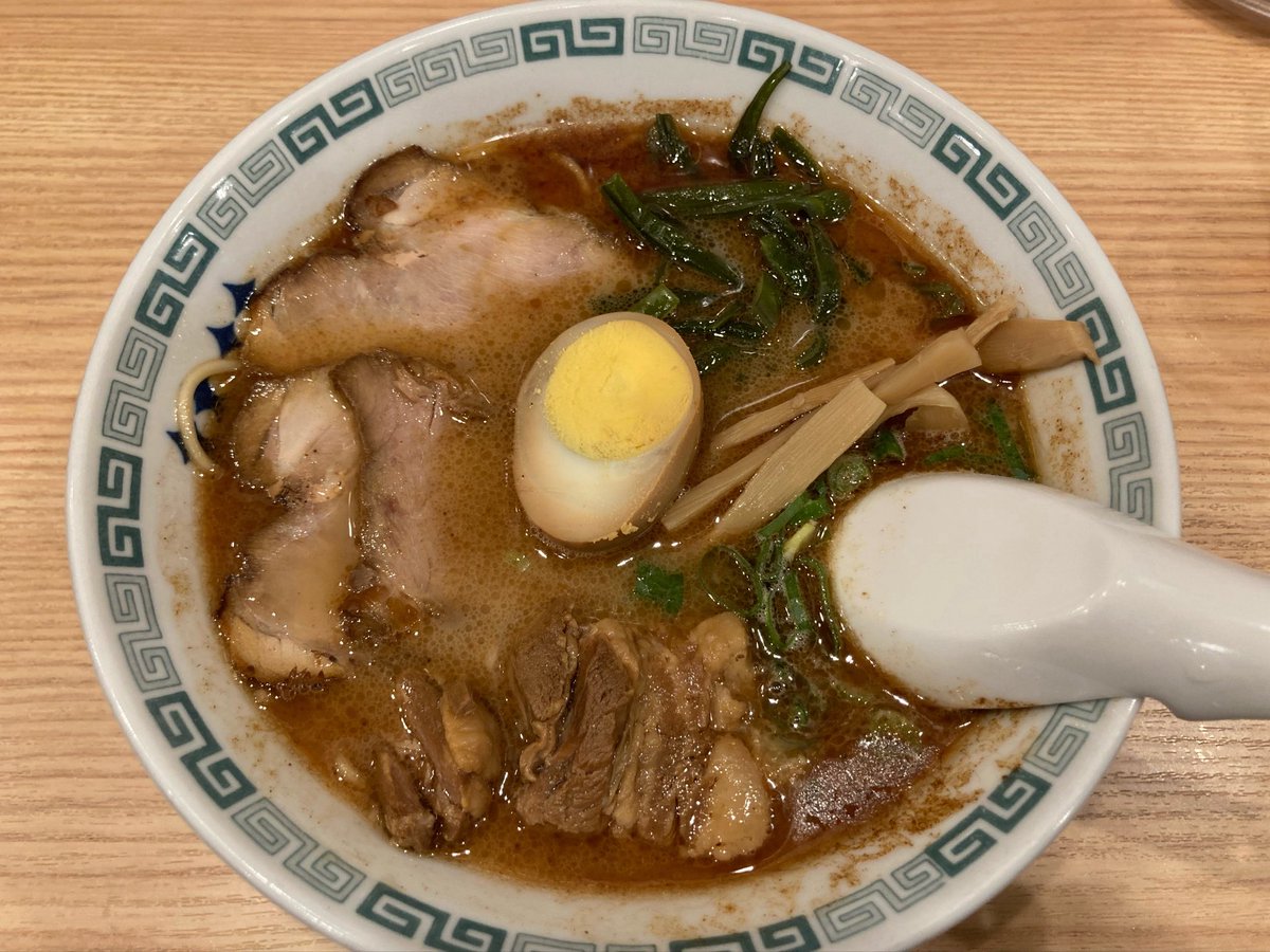 amaebinoodle's tweet photo. 週末麺紀行。桂花さんの桂花ラーメン¥960にクーポンで太肉。ど豚骨スープを覆うマー油の香ばしさに絡むパツパツの中太麺、茎わかめのコリコリ食感に太肉のトロトロ味が対照的ながら素敵なハーモニーを奏でる一杯でした。 #桂花ラーメン https://t.co/ZTsg2Jgeb5