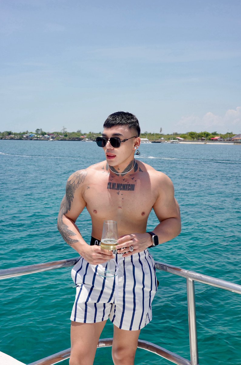 ALVINTure's tweet photo. Sun's out, shirt stayed at home. https://t.co/kXE6cvIX11
