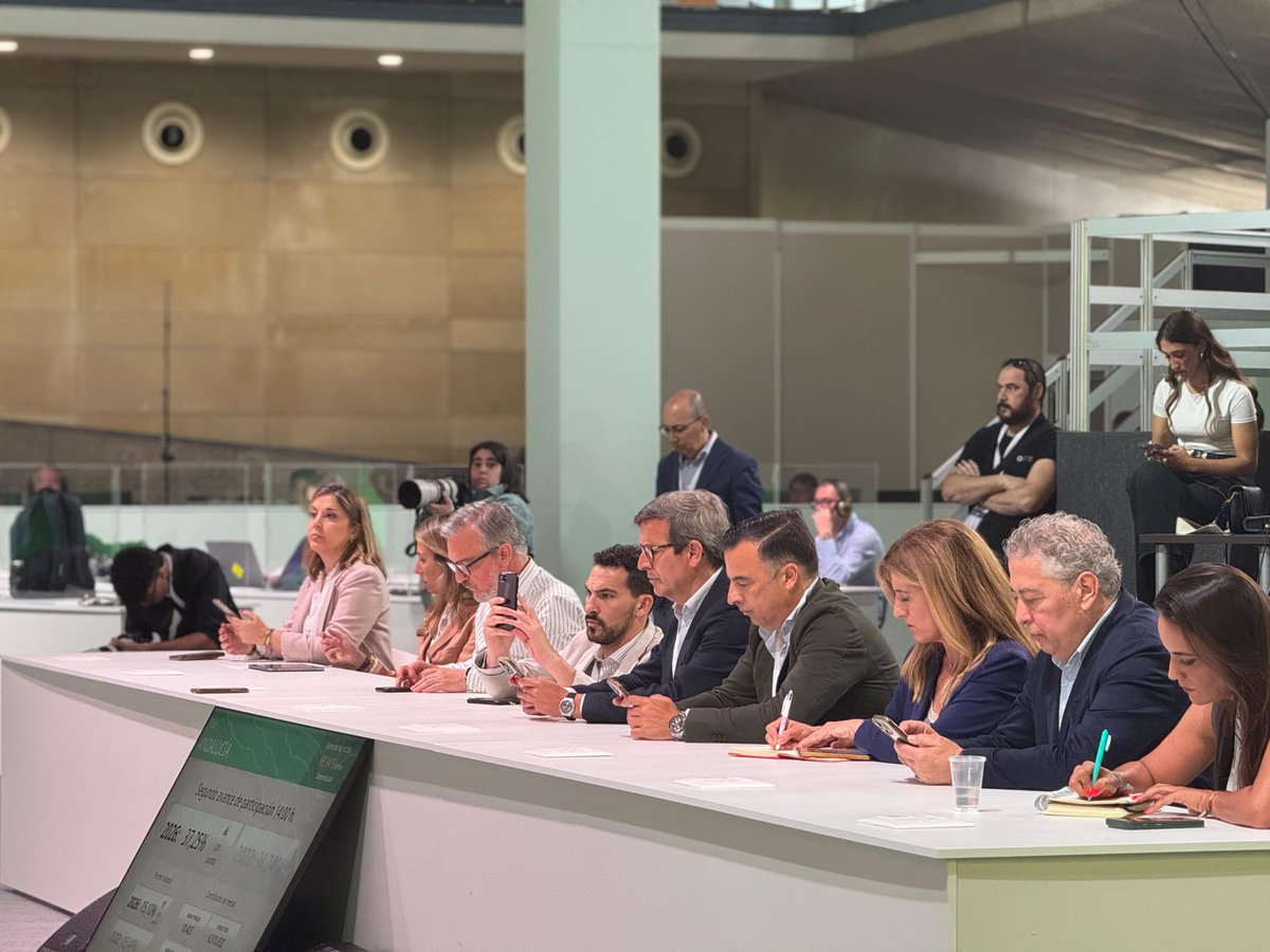ParadelaJSr's tweet photo. Me he acercado al centro de difusión de datos ubicado en el Pabellón de la Navegación, desde donde se está siguiendo el desarrollo de la jornada electoral. 

Mi agradecimiento a todas las personas que hacen posible que esta cita decisiva tenga lugar con total normalidad. https://t.co/zItPhWcIlP
