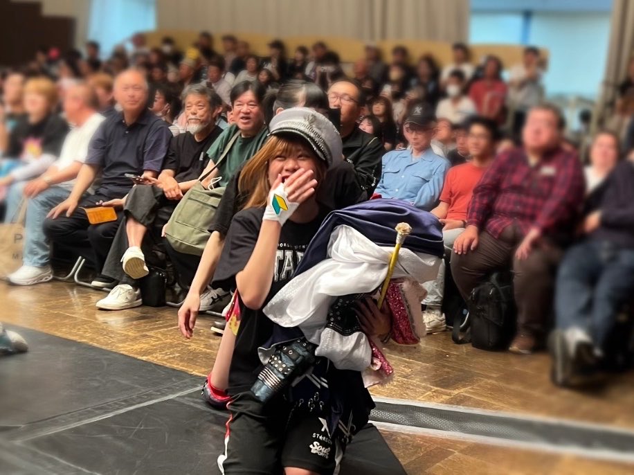 RYO_STARDOM's tweet photo. 2026.5.17  後楽園ホール

あのたんの帽子をさくらさんにこっそり被せてもらって、とても嬉しそうなあんねちゃん🌺

手の包帯はまだ少し痛々しかったけど、よく見たら🔰マークが🤣

セカンドで元気に頑張ってる姿とたくさん笑顔が見れて安心しました✨

#STARDOM
#金屋あんね
#コズエン見習い https://t.co/Qji008AFh8