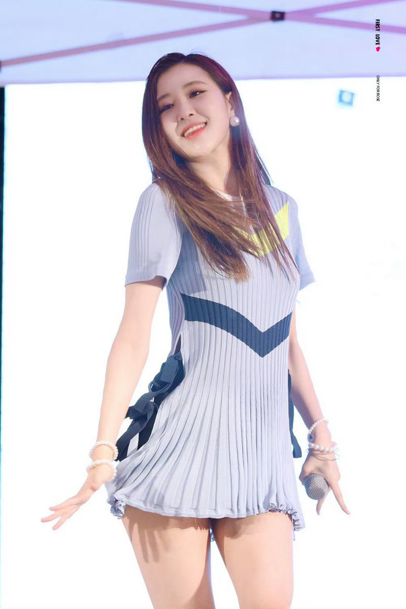 Rosé Stan ( ၴႅၴ tweet media