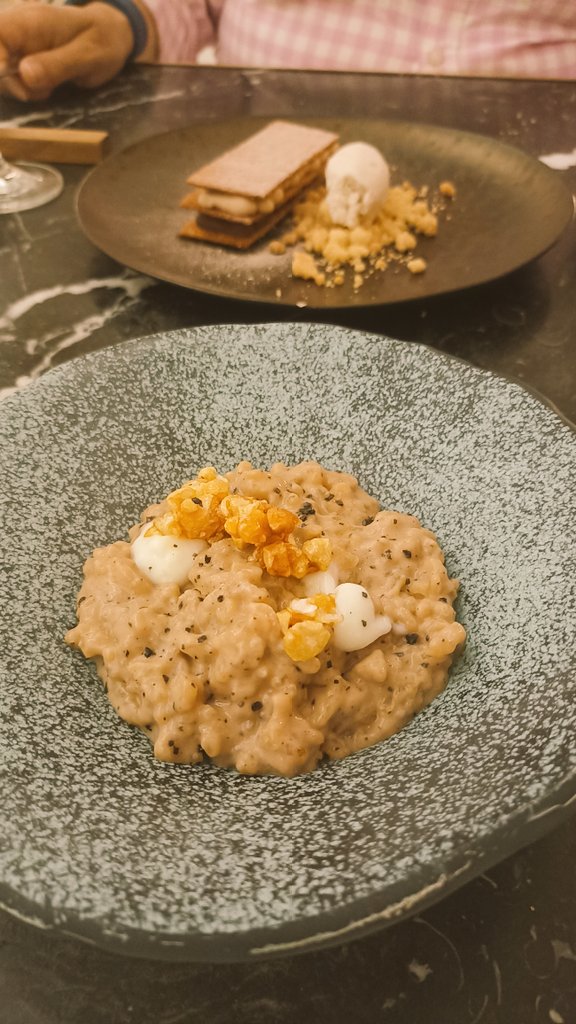 amnadasoy's tweet photo. Menuda cena especial en @LalolaJaviA. Un 10 rotundo tanto para el equipazo de cocina como el servicio en sala. Gastronómicamente, las castañetas son de otro planeta y el arroz con leche con torreznos es pura magia.
¡Experiencia brutal de principio a fin!
Gracias @Javiabascalchef https://t.co/sYIYX0CwLq