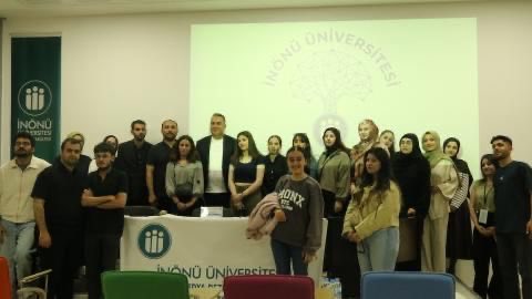 InonuIletisim's tweet photo. Gazetecilikte etik ve dezenformasyonla mücadele üzerine önemli bir söyleşi gerçekleştirdik. 🎙️
Habertürk TV Diyarbakır Temsilcisi Mehmet Veysi İpek, öğrencilerle deneyimlerini paylaştı.

#Gazetecilik #Etik #Dezenformasyon https://t.co/gWLJqNBMxI