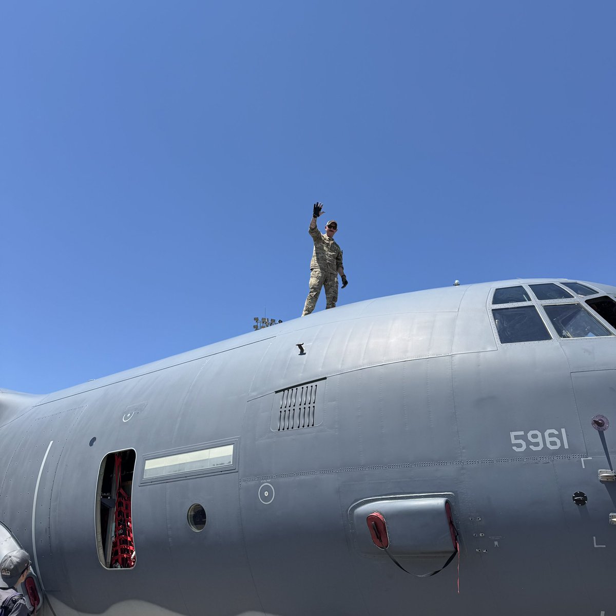 ive5503's tweet photo. 横田基地に行って来ました🫶🏻
嘉手納では展示されてなかったC-17も居ました！
コックピット見学は3時間程並びました😂

とりあえず暑かった笑 https://t.co/2nbcc26Kt0