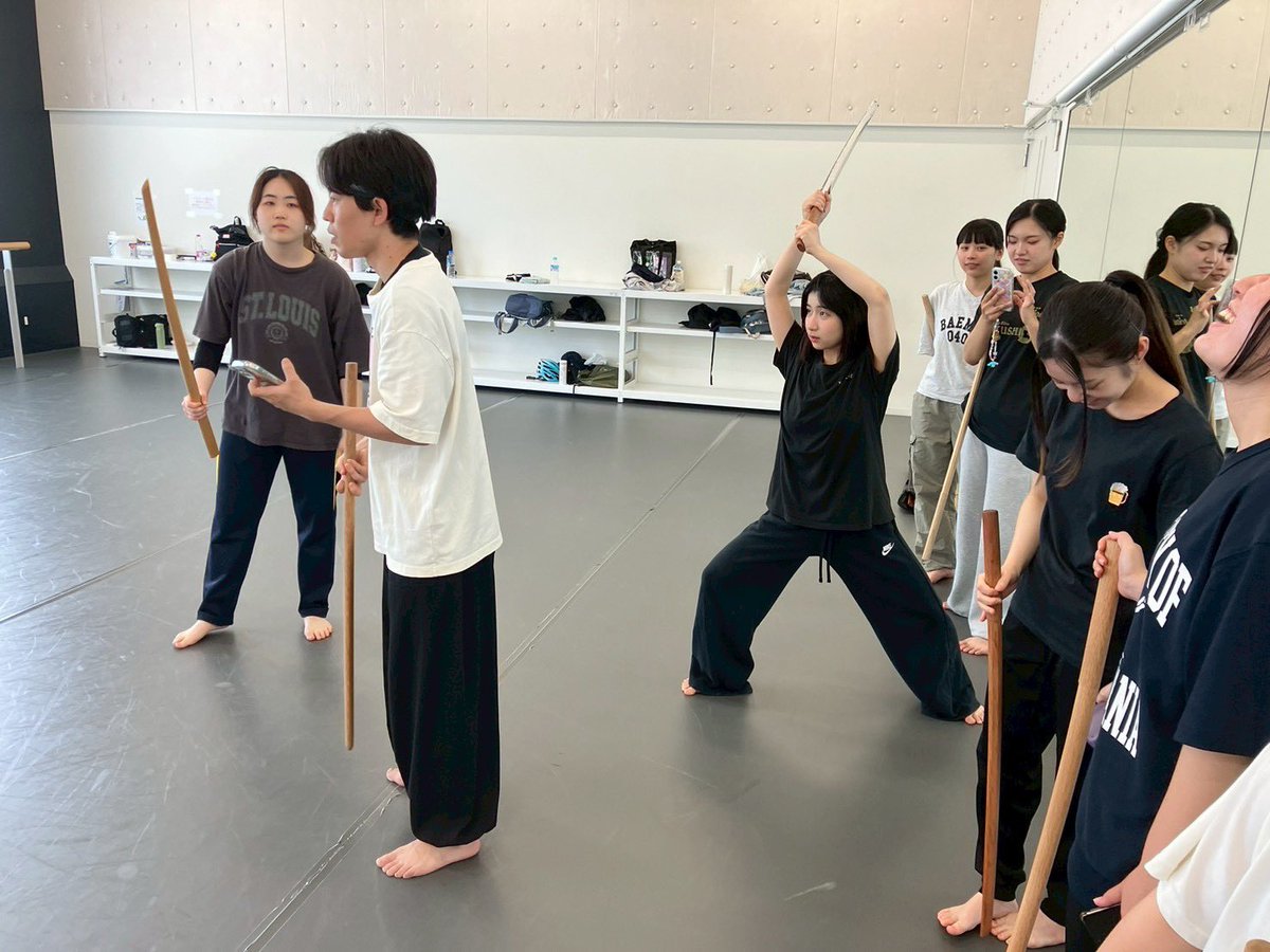 KC5_25th's tweet photo. 【稽古場日誌12日目】
こんちゃ！！活劇☆ちゃーと5です！
殺陣がほぼ全行程終了！！みんなヘトヘトで頭がパンパンですが前向きに頑張ってくれています💪 主催を斬ろうとするやつもいますが、まだ1000年早そうです。

5/17 豊漁を願う南里でした https://t.co/x0aG0muhq3