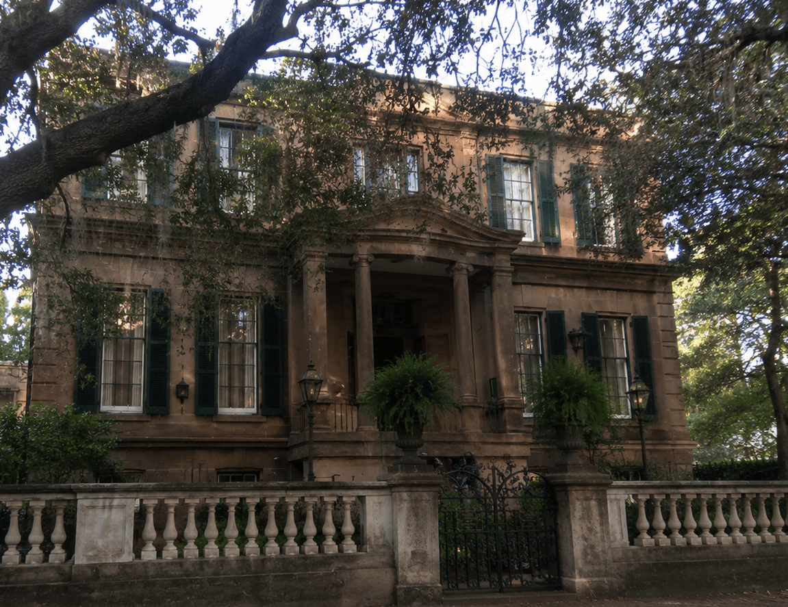 CityQuestAdv's tweet photo. Spent the afternoon walking through downtown Savannah, and honestly, this city feels like stepping back in time. Between the historic homes, moss-covered streets, and hidden details around every corner, it’s one of the coolest cities to explore on foot:

https://t.co/eh0L6EiaTM

#SavannahGeorgia #Savannah #HistoricSavannah #VisitSavannah #ExploreSavannah #DowntownSavannah #SouthernCharm #GeorgiaTravel #SavannahStreets #HiddenSavannah #HistoricHomes #WanderGeorgia #TravelSavannah #SavannahLife #OnlyInSavannah #SpanishMoss #SouthernArchitecture #TravelPhotography #CityQuestAdventures #WalkingTour