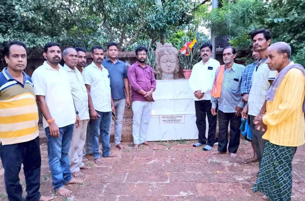 BadriDhal's tweet photo. ଭଣ୍ଡାରିପୋଖରୀ ବ୍ଲକର ଐତିହାସିକ ଷୋଳମପୁର ବୌଦ୍ଧ ବିହାର ପରିଦର୍ଶନ କରିବା ସହିତ ଏହାର ବିକାଶ ଓ ସୌନ୍ଦର୍ଯ୍ୟକରଣ ପାଇଁ ଟ୍ରଷ୍ଟର କର୍ମକର୍ତ୍ତା ଓ ଗ୍ରାମବାସୀମାନଙ୍କ ସହିତ ଆଲୋଚନା କଲି। ଏହି ଅବସରରେ ପ୍ରଭୁ ରଘୁନାଥଜୀଉ ଓ ପ୍ରଭୁ ଗୌତମ ବୁଦ୍ଧଙ୍କୁ ଦର୍ଶନ କରିବାର ସୌଭାଗ୍ୟ ଲାଭ କଲି। https://t.co/xTE57LAIJV
