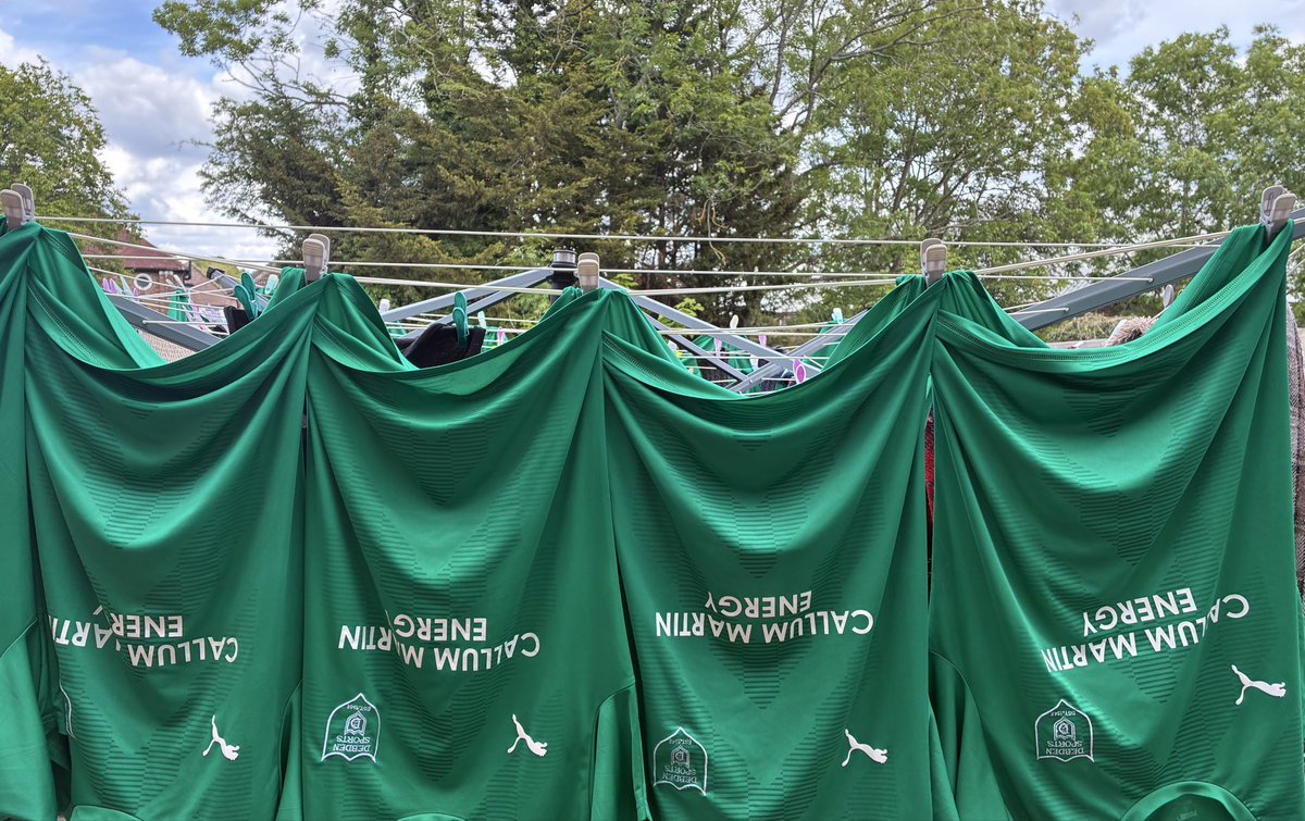 GafferReal's tweet photo. That’s a wrap x 2 
25/26 @DebdenSports 

Last wash for Mrs B 🥂

For a while 🤔😉🍸 https://t.co/KNMoEuZdp1