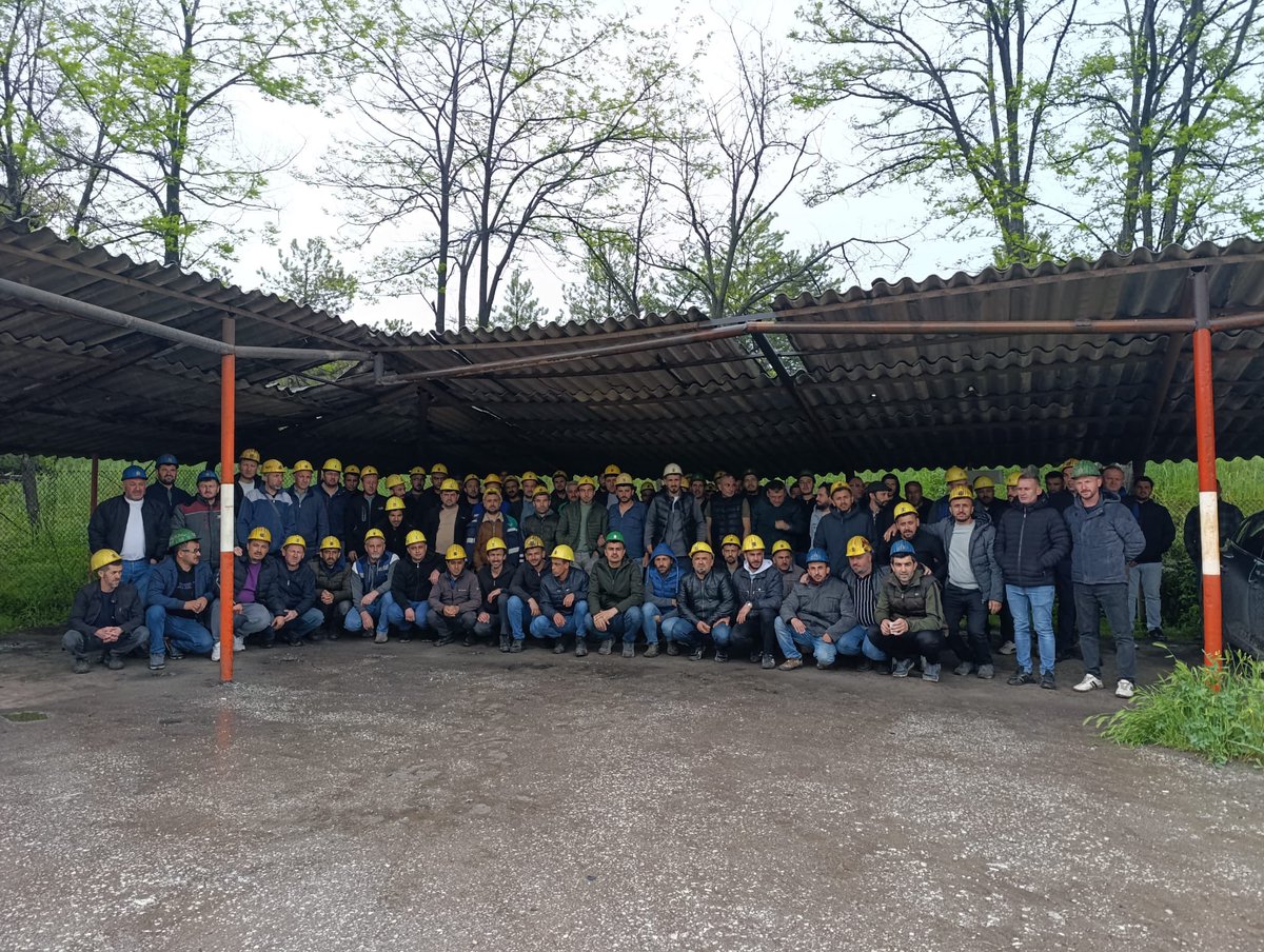 pensendeyiz's tweet photo. #MadenlerDevletleştirilsin

Kütahya Tunçbilek’te Egetaş Maden İşçileri talepleri için direnişe devam ediyor.

Maden işçileri talepleri için direnişi sürdürürken; Egetaş şirketi kamuoyuna gerçeklikten uzak açıklamalarda bulundu.

Yapılan açıklamada, ücretlerle ilgili bir sorun yaşanmadığı, yaşananların işçilerin disiplinsizliğinden kaynaklandığı ileri sürüldü.

Açıklamanın devamındaysa; talepleri için direnen maden işçileri, haklarında hukuki süreç başlatmakla tehdit edildi. 

Maden işçileri, yalanlara, baskılara tehditlere boyun eğmez! Taleplerimiz için mücadele etmeye devam edeceğiz.

Egetaş Maden İşçileri’nin taleplerinin arkasında, patronların ensesindeyiz!

Maden işçilerinin talepleri:
🔴İşçi Sağlığı ve İş Güvenliğine ilişkin gerekli önlemlerin alınması,
🔴2025 yılından bugüne eksik yatırılan ücretlerin ödenmesi,
🔴3 yıllık sözleşmedeki ödenmemiş kömür haklarının ödenmesi,
🔴 Çalışma barışını bozacak uygulamalara son verilmesi

❗️Sadece Egetaş madeni değil, tüm madenler devletleştirilmelidir. Holdingler madenlerden kovulmalıdır. Maden işçilerinin can güvenliği ve hakları devlet güvencesi altına alınmalıdır.

#MadenİşçisiKazanacak
@madenlerd