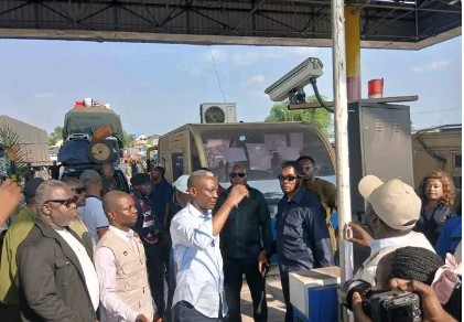 PMubunga's tweet photo. Face aux embouteillages monstres sur la trausson Kinshasa Matadi, le ministre de l'itpr et reconstruction john banza lunda, accorde 2 jours,l des gratuité de péage au péage de kasangulu. cette décisions  intervient  dans le but de dégagement de  ce fil indien des véhicules. https://t.co/ip3Oz8pNl6